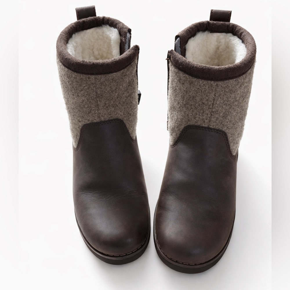 UGG Kids Brown & Gray Shearling Lined Ankle Boots Size 2‎